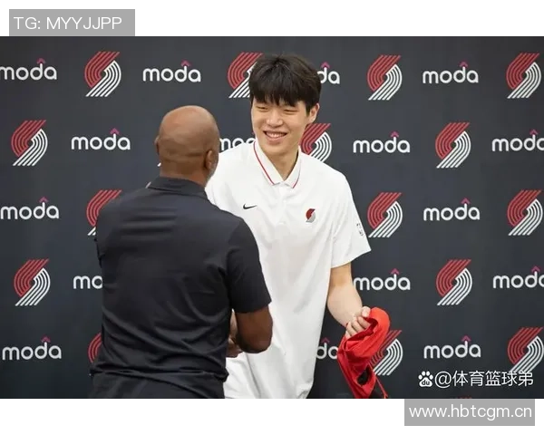 杨瀚森防守表现不佳面对挡拆和波斯特三分显得犹豫不决